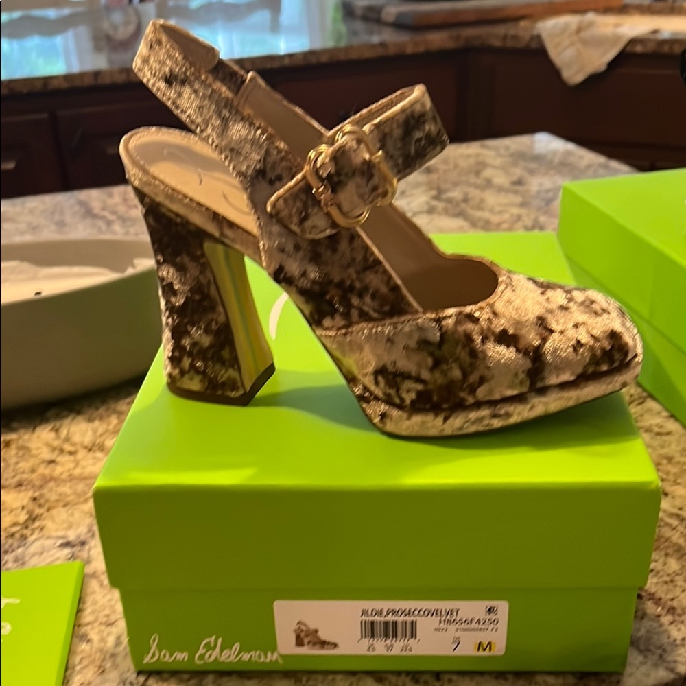 Sam Edelman Women's prosecco Velvet Block Heel Sandals - Jildie